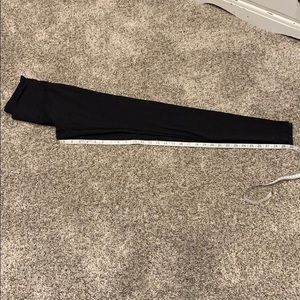 Size 6 Lululemon Wunder Under - like new!